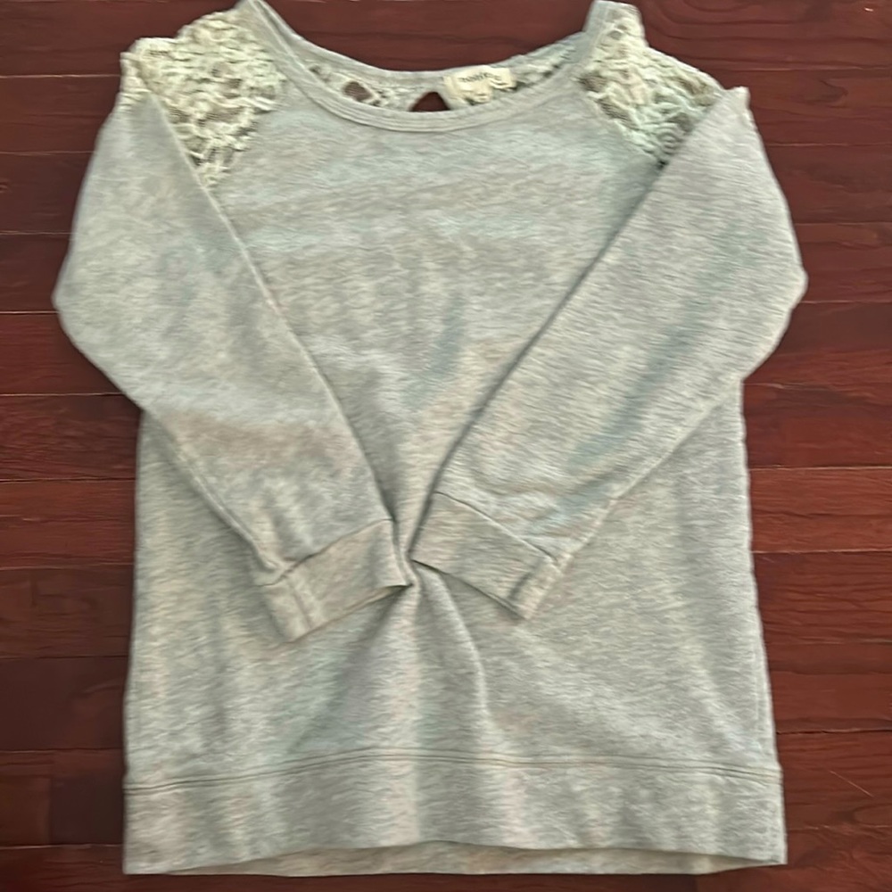 Youth Medium, small hole in shoulder lace